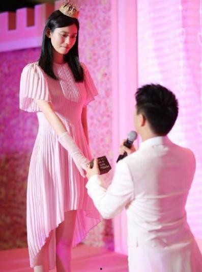 娱乐圈爆料何猷君是谁,娱乐圈新晋富二代，揭秘他的神秘身份